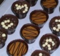 /album/fotogaleria-copinhos-e-cestinhas-de-chocolate/copinho-de-doce-de-leite-e-copinho-de-brigadeiro-com-power-ball-jpg/